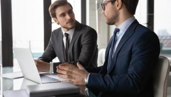 Un inversionista experimentado le explica a un novato lo que son las opciones sobre acciones.